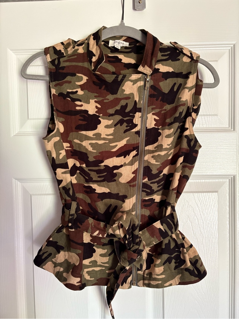 Umgee Women's Sleeveless Camo Zip-Front Peplum Top - Olive/Brown/Black